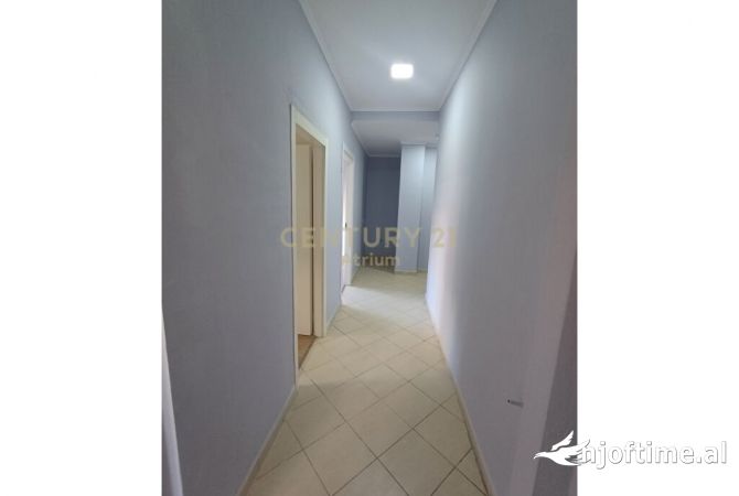 Shtepi ne shitje Apartament ne Tirane, 2+1, Mobilimi Pjeserisht e mobiluar, Pagesa 145,000  Euro.