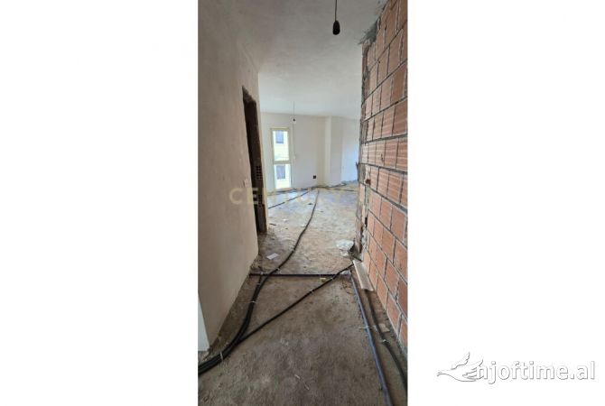 Shtepi ne shitje Apartament ne Tirane, 2+1, Mobilimi Pjeserisht e mobiluar, Pagesa 179,000  Euro.