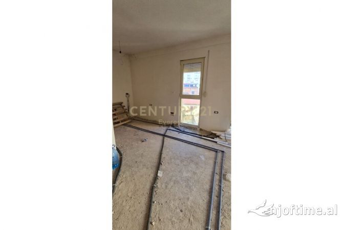 Shtepi ne shitje Apartament ne Tirane, 2+1, Mobilimi Pjeserisht e mobiluar, Pagesa 179,000  Euro.