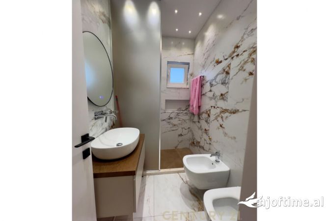 Shtepi ne shitje Apartament ne Tirane, 2+1, Mobilimi E mobiluar, Pagesa 210,000  Euro.