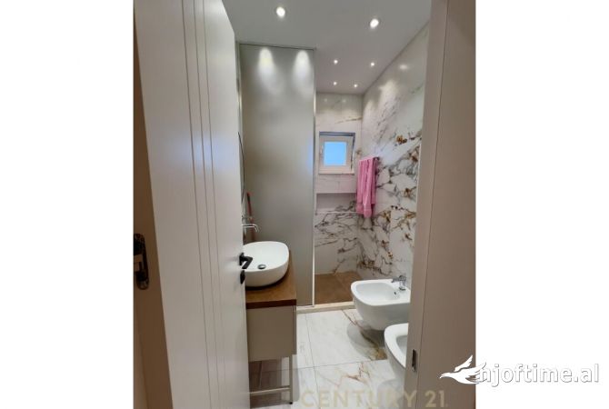 Shtepi ne shitje Apartament ne Tirane, 2+1, Mobilimi E mobiluar, Pagesa 210,000  Euro.