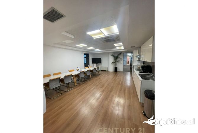 Ambient biznesi me qera 3+1 ne Tirane - 13,160 Euro