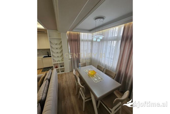 Shtepi ne shitje Apartament ne Tirane, 2+1, Mobilimi E mobiluar, Pagesa 215,000  Euro.