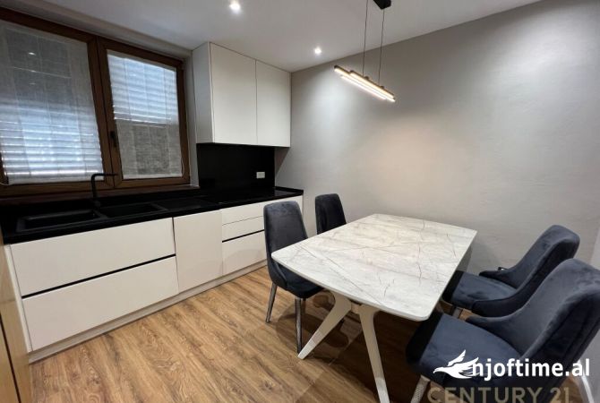 Shtepi ne shitje Apartament ne Tirane, 2+1, Mobilimi E mobiluar, Pagesa 250,000  Euro.