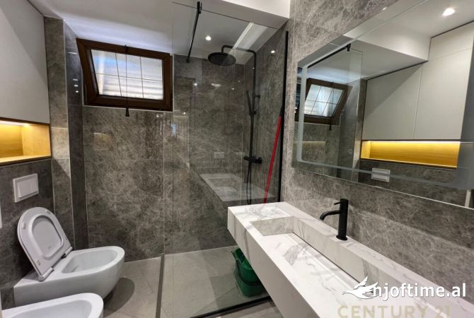 Shtepi ne shitje Apartament ne Tirane, 2+1, Mobilimi E mobiluar, Pagesa 250,000  Euro.