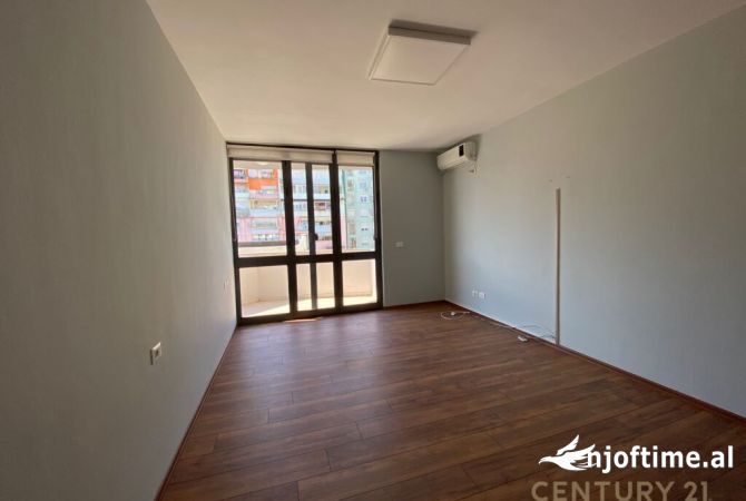 Ambient biznesi me qera 3+1 ne Tirane - 1,200 Euro