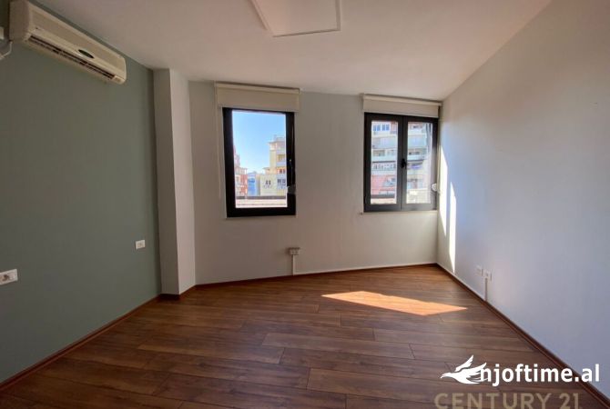 Ambient biznesi me qera 3+1 ne Tirane - 1,200 Euro