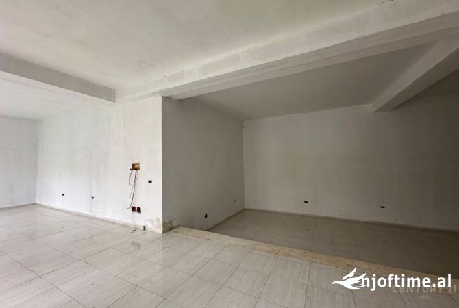 Ambient Komercial me qira prane Brrylit!