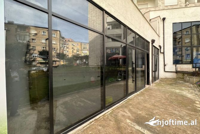 Ambient Komercial me qira prane Brrylit!