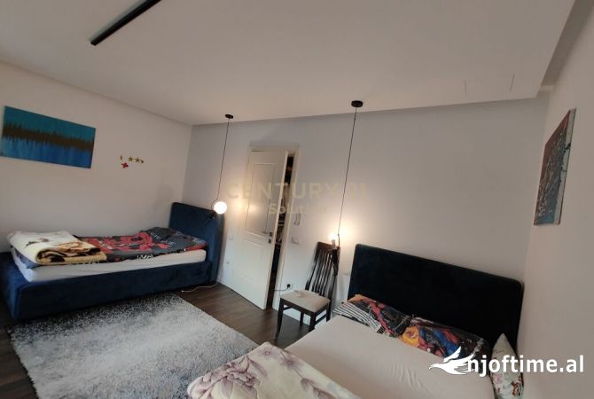 Shtepi ne shitje Duplex(shtepi me 2 kate) ne Tirane, 4+1, Mobilimi E mobiluar, Pagesa 440,000  Euro.