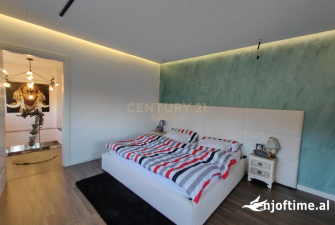 Shtepi ne shitje Duplex(shtepi me 2 kate) ne Tirane, 4+1, Mobilimi E mobiluar, Pagesa 440,000  Euro.