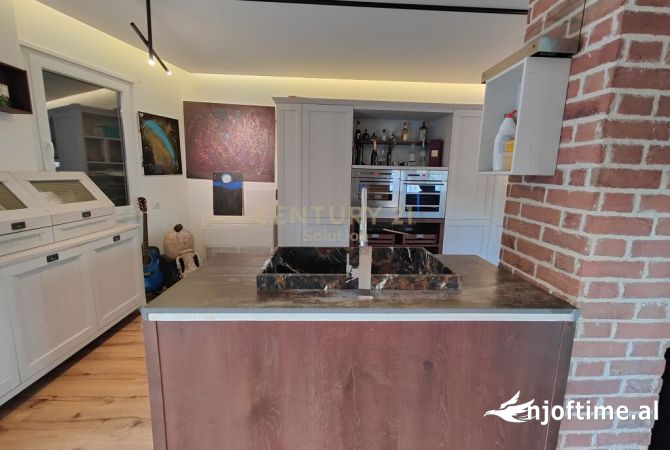 Shtepi ne shitje Duplex(shtepi me 2 kate) ne Tirane, 4+1, Mobilimi E mobiluar, Pagesa 440,000  Euro.