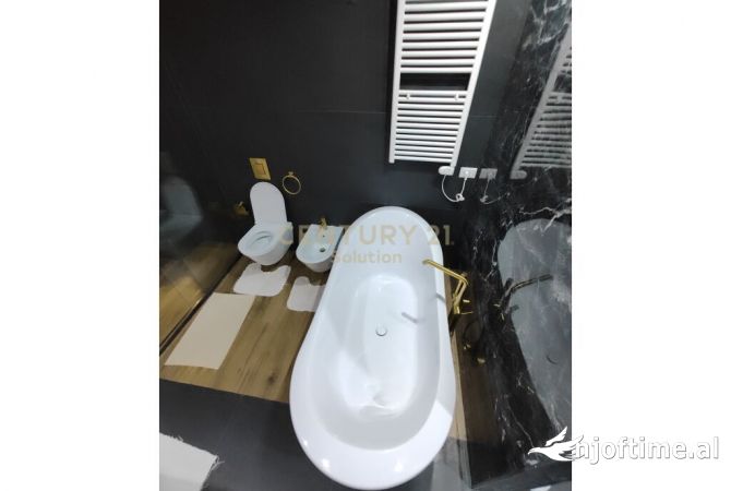 Shtepi ne shitje Duplex(shtepi me 2 kate) ne Tirane, 4+1, Mobilimi E mobiluar, Pagesa 440,000  Euro.