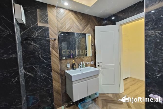 Shtepi ne shitje Duplex(shtepi me 2 kate) ne Tirane, 4+1, Mobilimi E mobiluar, Pagesa 440,000  Euro.