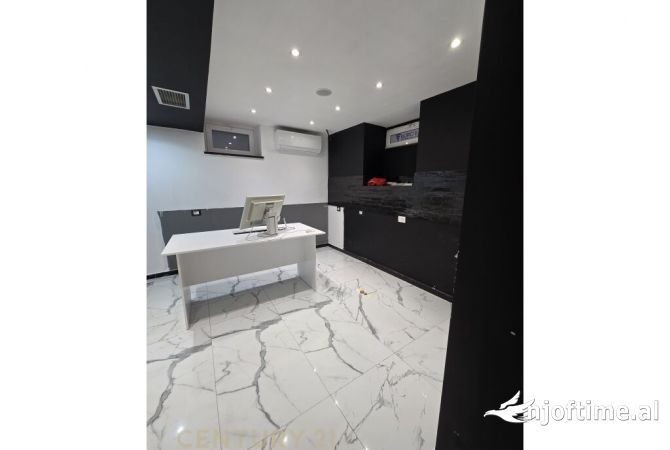 JEPET ME QIRA AMBIENT KOMERCIAL, RRUGA E DURRESIT!