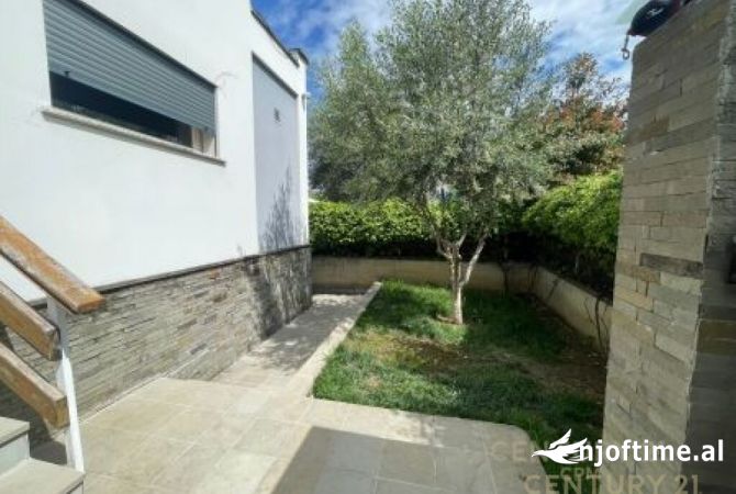 Shtepi ne shitje Vila Luksoze ne Tirane, 3+1, Mobilimi Pjeserisht e mobiluar, Pagesa 640,000  Euro.