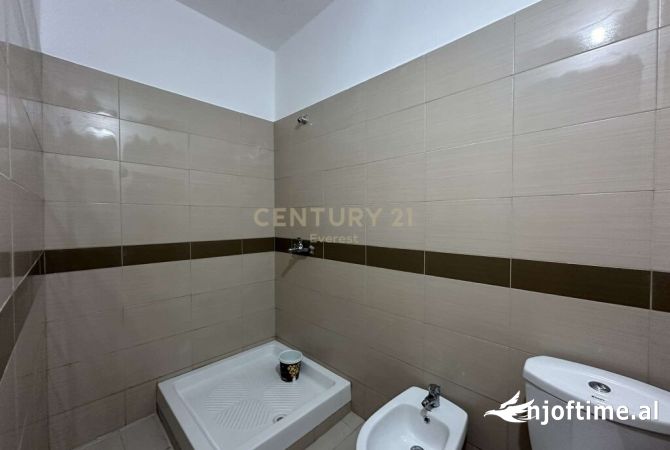 Shtepi ne shitje Apartament ne Tirane, 2+1, Mobilimi Pjeserisht e mobiluar, Pagesa 260,000  Euro.