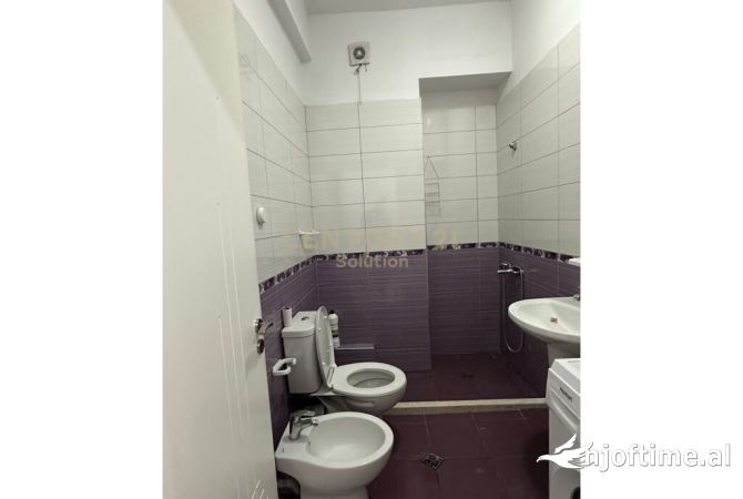 Shtepi ne shitje Apartament ne Tirane, 1+1, Mobilimi Pjeserisht e mobiluar, Pagesa 125,000  Euro.