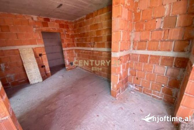 Shtepi ne shitje Apartament ne Tirane, 1+1, Mobilimi Bosh, pa mobiluar, Pagesa 108,000  Euro.