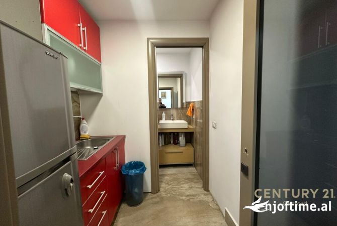 Ambient biznesi me qera 3+1 ne Tirane - 1,400 Euro