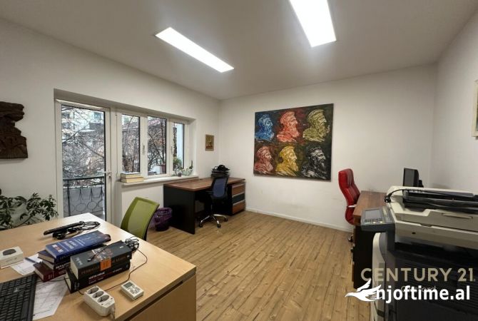 Japim me qira ambient zyrash, ne Ish Bllok !