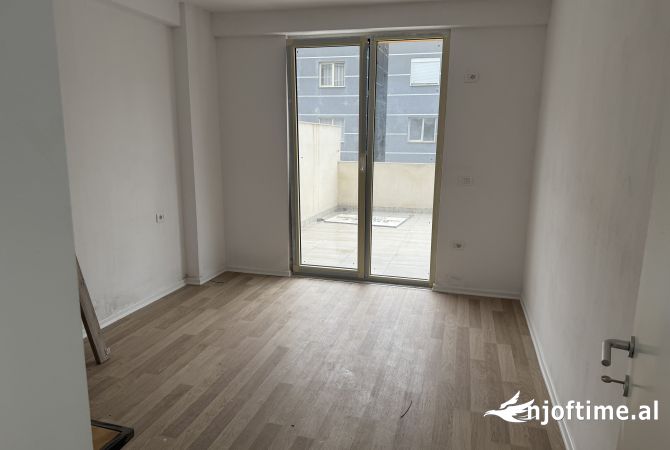 Shtepi ne shitje Apartament ne Tirane, 2+1, Mobilimi Pjeserisht e mobiluar, Pagesa 139,000  Euro.