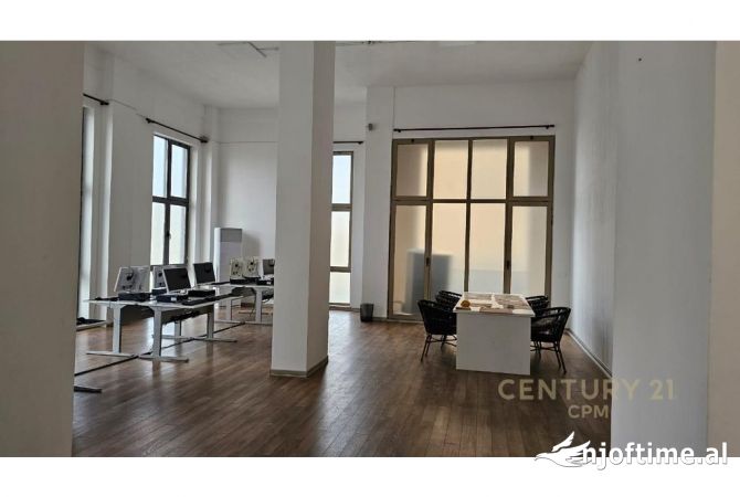 Ambient biznesi me qera 3+1 ne Tirane - 1,700 Euro