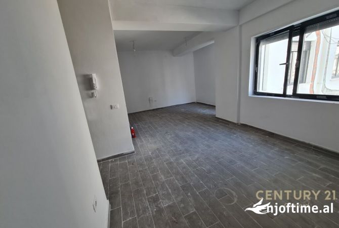 Shtepi ne shitje Apartament ne Tirane, 2+1, Mobilimi Pjeserisht e mobiluar, Pagesa 160,000  Euro.