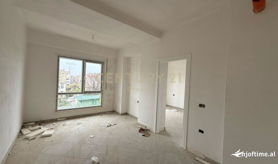 Shtepi ne shitje Apartament ne Tirane, 2+1, Mobilimi Bosh, pa mobiluar, Pagesa 175,000  Euro.