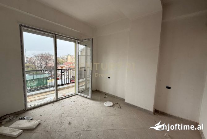 Shtepi ne shitje Apartament ne Tirane, 2+1, Mobilimi Bosh, pa mobiluar, Pagesa 175,000  Euro.