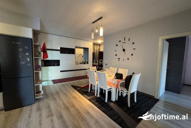 Shtepi ne shitje Apartament ne Tirane, 2+1, Mobilimi Pjeserisht e mobiluar, Pagesa 135,000  Euro.