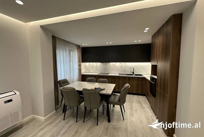 Shtepi me qera Vila Luksoze ne Tirane, 3+1, Mobilimi E mobiluar, Pagesa 900  Euro.