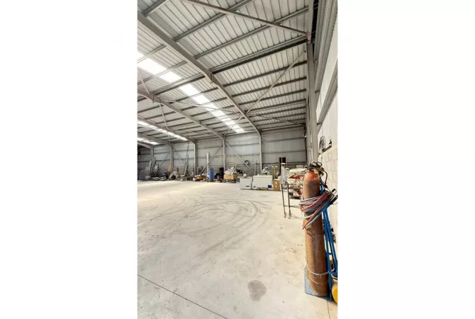 Ambiente Commerciale in Affitto 4+1 a Durazzo - 1,500 Euro