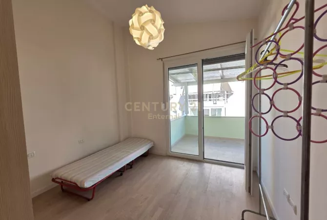 Shtepi ne shitje Apartament ne Tirane, 2+1, Mobilimi E mobiluar, Pagesa 149,000  Euro.