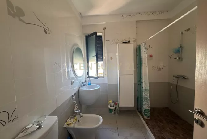 Shtepi ne shitje Apartament ne Tirane, 2+1, Mobilimi E mobiluar, Pagesa 149,000  Euro.
