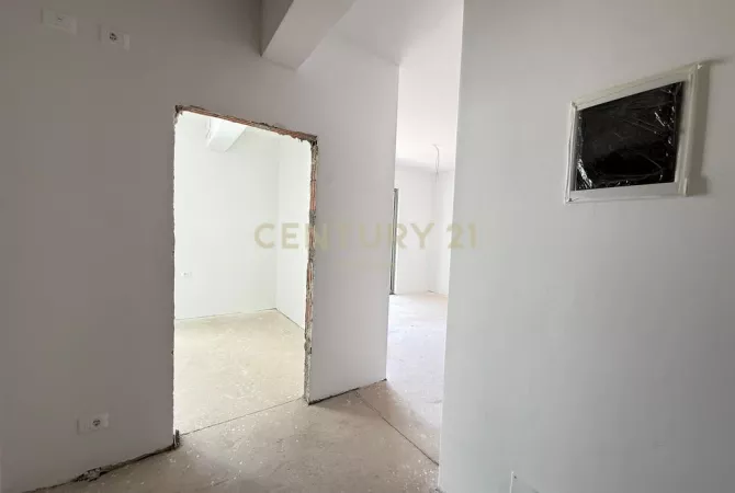 Shtepi ne shitje Apartament ne Tirane, 1+1, Mobilimi Bosh, pa mobiluar, Pagesa 185,000  Euro.