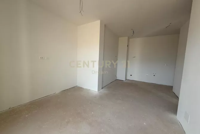 Shtepi ne shitje Apartament ne Tirane, 1+1, Mobilimi Bosh, pa mobiluar, Pagesa 185,000  Euro.