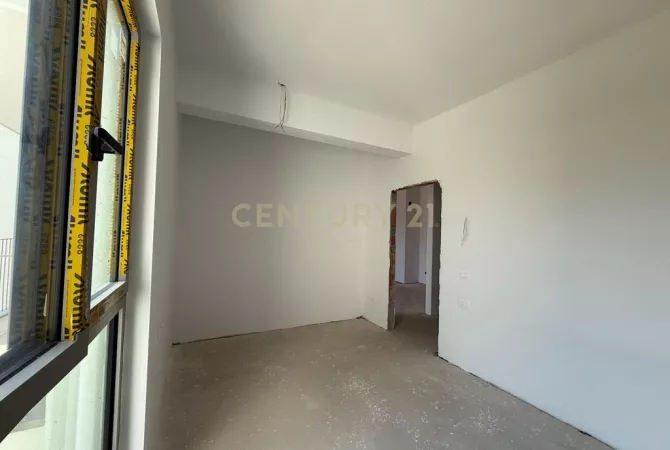 Shtepi ne shitje Apartament ne Tirane, 1+1, Mobilimi Bosh, pa mobiluar, Pagesa 185,000  Euro.
