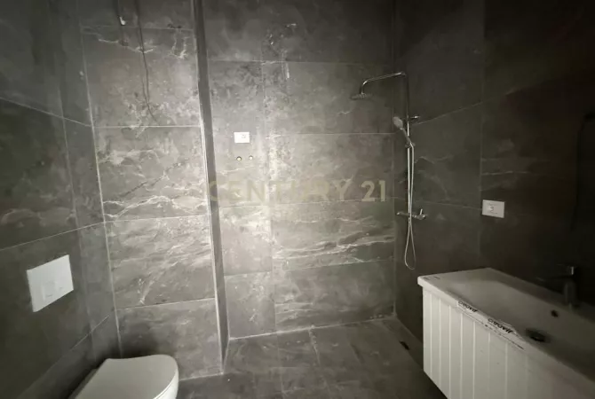 Shtepi ne shitje Apartament ne Tirane, 1+1, Mobilimi Bosh, pa mobiluar, Pagesa 185,000  Euro.