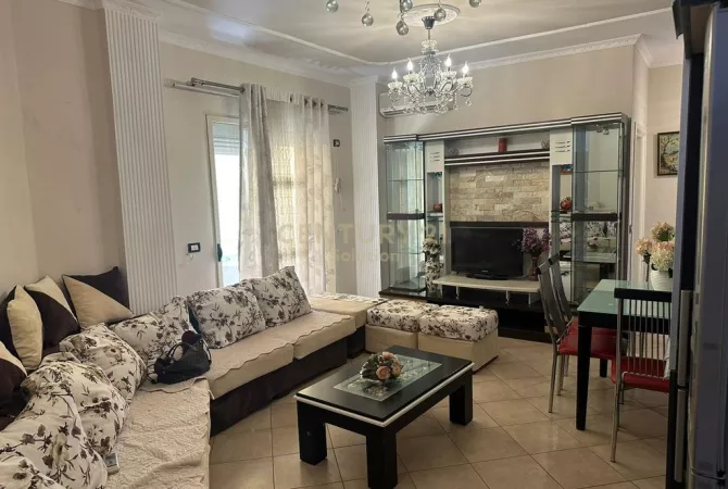 Shtepi me qera Apartament ne Tirane, 3+1, Mobilimi E mobiluar, Pagesa 450  Euro.