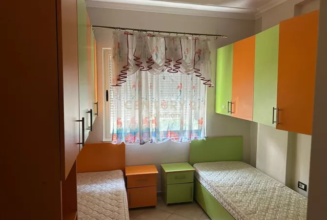 Shtepi me qera Apartament ne Tirane, 3+1, Mobilimi E mobiluar, Pagesa 450  Euro.