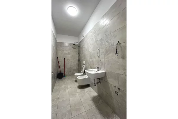 Shtepi ne shitje Apartament ne Tirane, 2+1, Mobilimi E mobiluar, Pagesa 185,000  Euro.