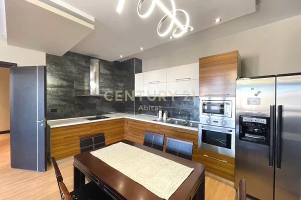 Appartamento in vendita a Tirana 2+1, Arredato