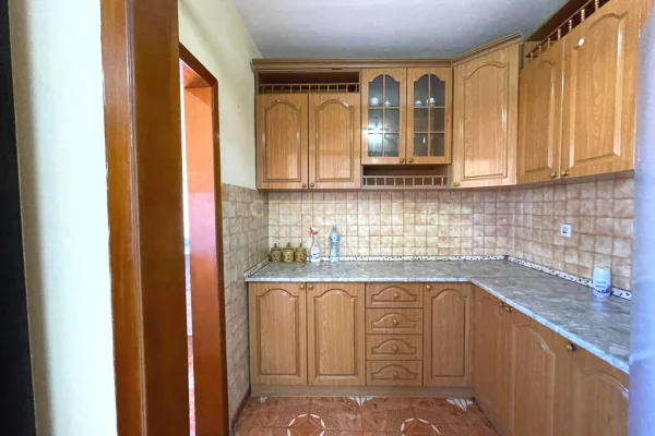 Shtepi ne shitje Apartament ne Tirane, 2+1, Mobilimi E mobiluar, Pagesa 100,000  Euro.