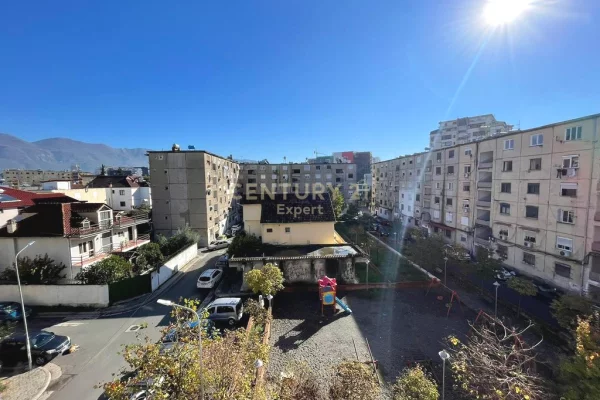 Shtepi ne shitje Apartament ne Tirane, 2+1, Mobilimi E mobiluar, Pagesa 100,000  Euro.