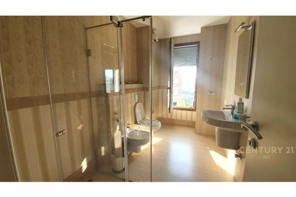 ZYRE ME QERA TE HILTON, PRANE DELIJORGJIT!