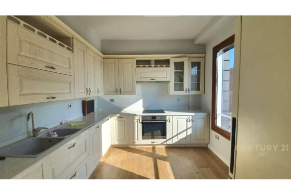 ZYRE ME QERA TE HILTON, PRANE DELIJORGJIT!