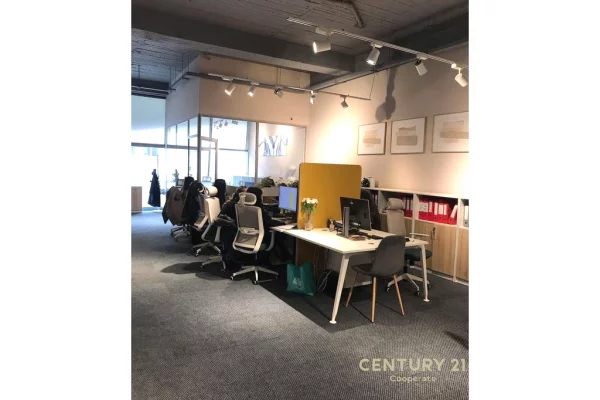 Ambient biznesi me qera 3+1 ne Tirane - 2,500 Euro