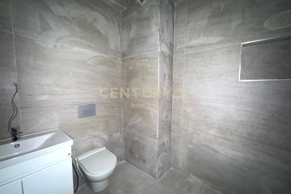 Shtepi ne shitje Apartament ne Tirane, 1+1, Mobilimi Bosh, pa mobiluar, Pagesa 98,000  Euro.