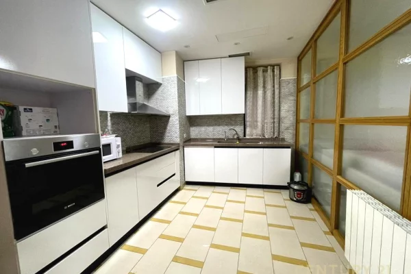 Shtepi me qera 3+1 ne Tirane - 1,300 Euro